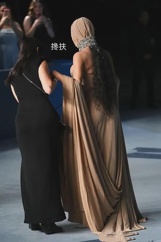 金卡戴珊蒙面走红毯，束腰礼服勒出“双层胸”，网友：太像坎爷的手笔了（组图） - 14
