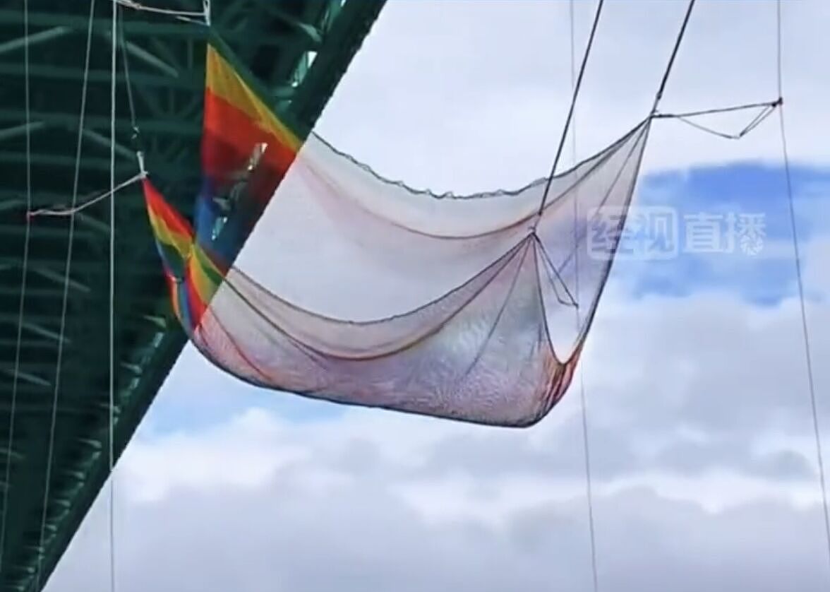 贵州景区推“无绳高空弹跳”,自由落体跳下去“一张网”撑著(视频/组图) - 1