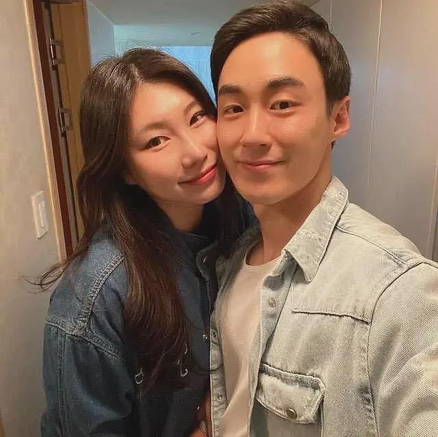 【美女】42岁阿姨撩走25岁肌肉男,闪婚生下双胞胎!健身房爱情也太高燃了...(组图) - 10