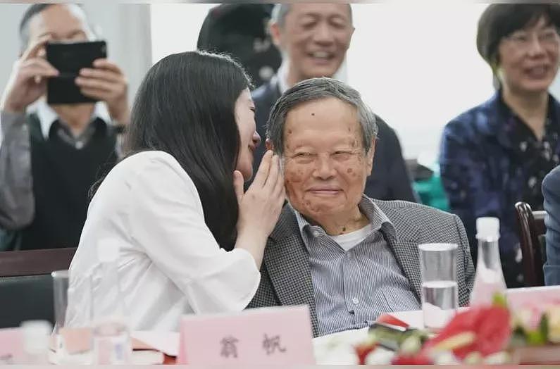 杨振宁传分好遗产,翁帆只得别墅,18亿全给子女?(组图) - 1