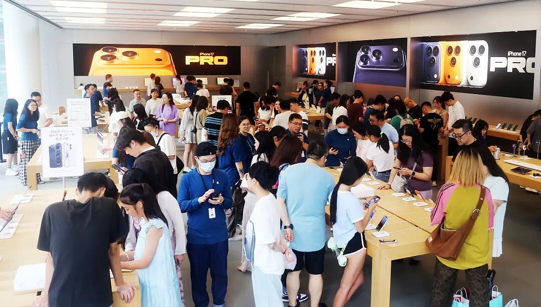 “加量不加价”！iPhone 17标准版被中国果粉“买爆”：销量比iPhone 16多出近1倍（组图） - 2