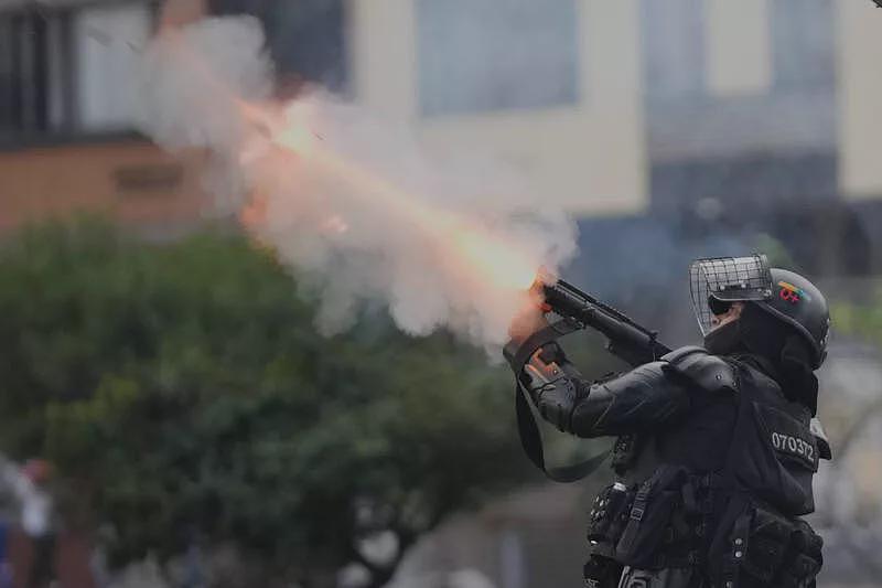 这国反特朗普示威失控，民众持弓箭攻击美国使馆（组图） - 2