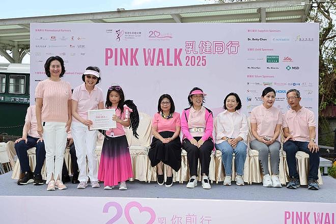 何超琼罕见与6岁外甥女合照,姨甥相差57岁其乐融融,何超盈也在(组图) - 4