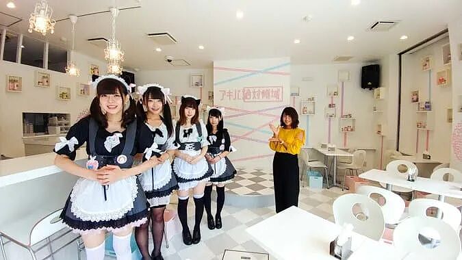 女仆咖啡厅让顾客花钱当女仆,员工享受帝王待遇!但这位大叔,你是来干啥的...(组图) - 2