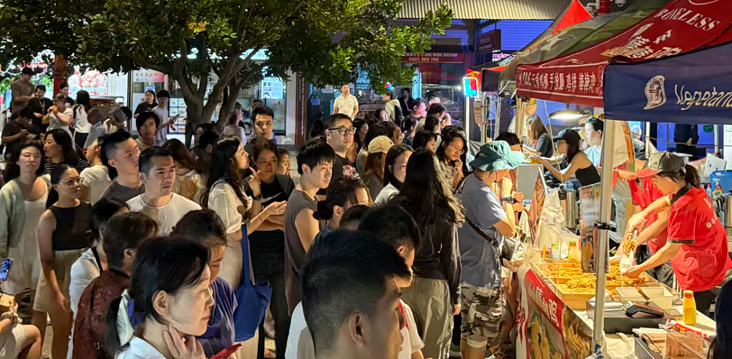 从承诺到辉煌：好事围夜市一周年庆典，点亮步行街新曙光（组图） - 5