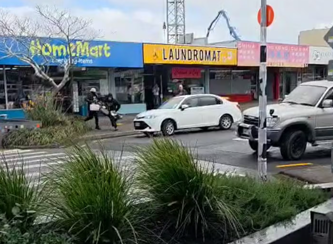 奥克兰北岸商铺遭持械抢劫，两名青少年被捕；西区凌晨惊险追车，都是8名12至15岁少年（组图） - 2
