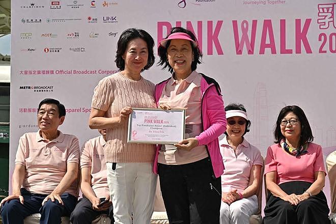 何超琼罕见与6岁外甥女合照,姨甥相差57岁其乐融融,何超盈也在(组图) - 1