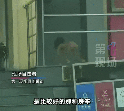 四川某服务区惊现“野人孩子”,光着身子满地爬,找东西啃食:父母称是 “自由养育”,背后真相可能不简单(组图) - 1