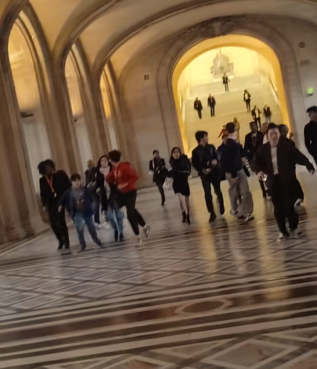 震惊全球!卢浮宫遭抢劫!嫌犯7分钟劫走9件珠宝,利用升降吊篮进入,摩托车接应...(组图) - 8