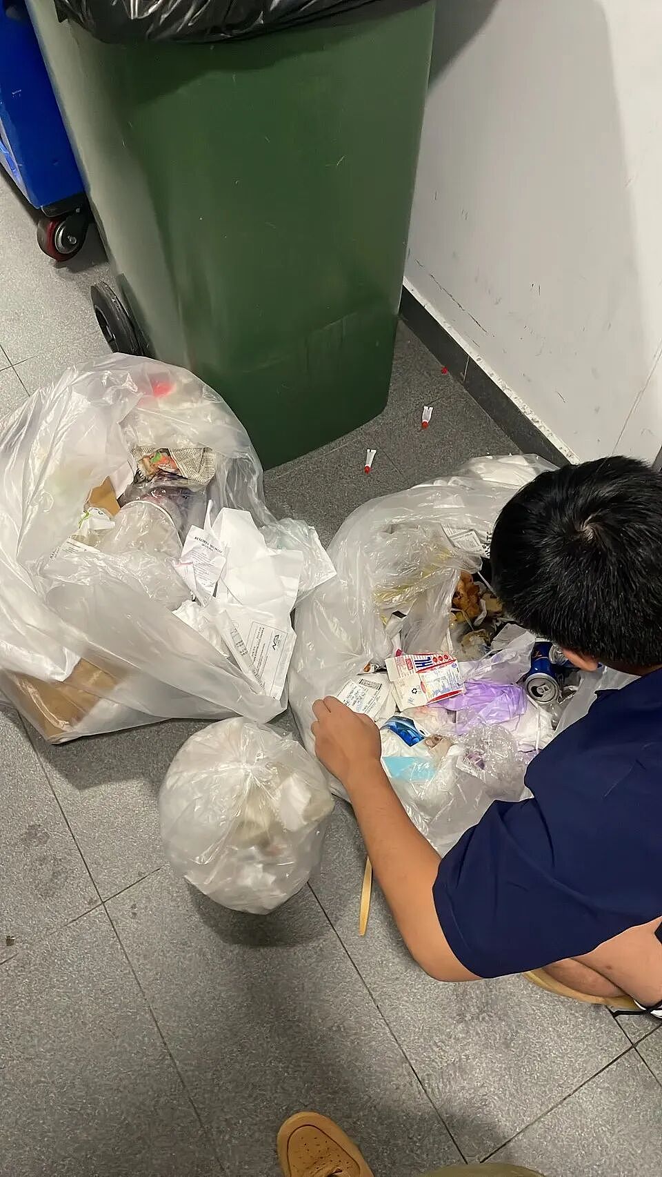 台湾游客在新加坡酒店被偷，酒店竟要他自己翻垃圾袋！（组图） - 2