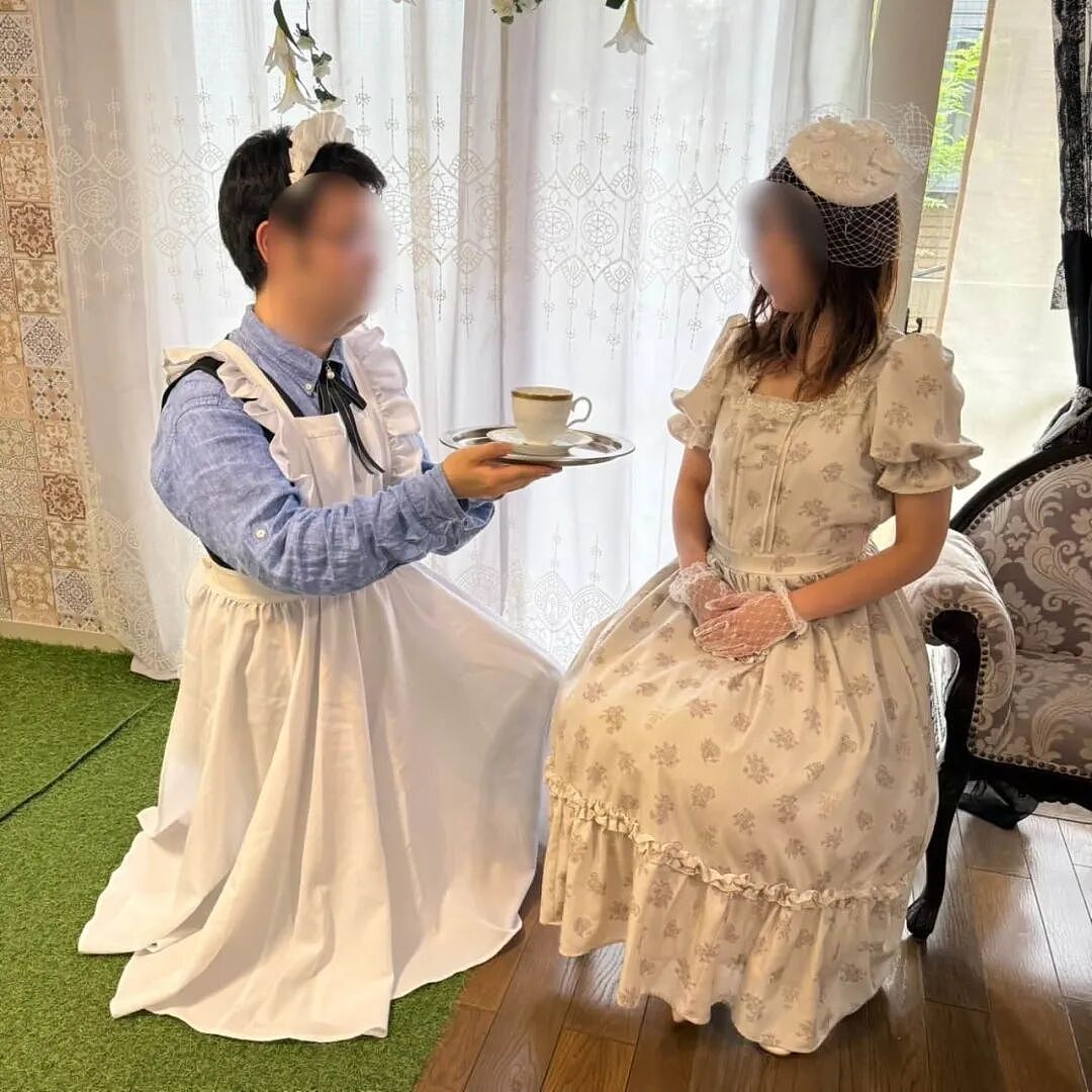 女仆咖啡厅让顾客花钱当女仆,员工享受帝王待遇!但这位大叔,你是来干啥的...(组图) - 19