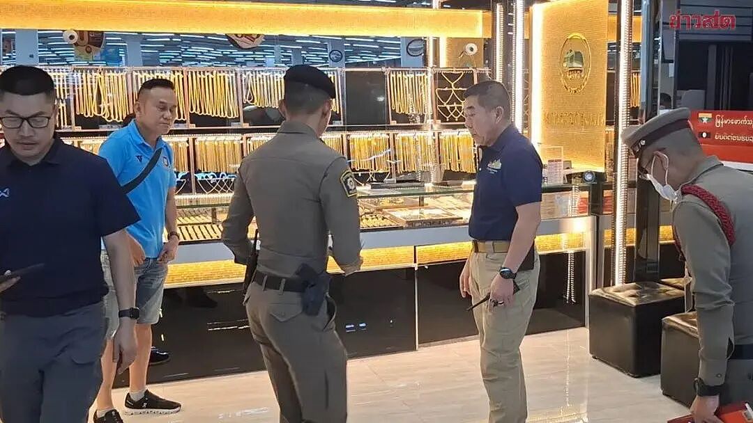 画面曝光！男子抢劫金店，扔炸弹疑自伤手部，逃跑时抢到的金饰还全掉店里，一条没带走（组图） - 2