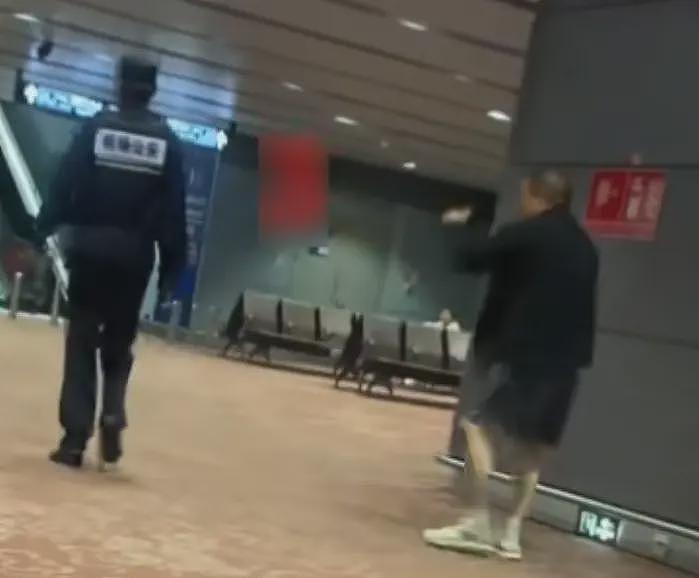 航班延误近8小时,男子扬言要“炸机场”,被带走(组图) - 2