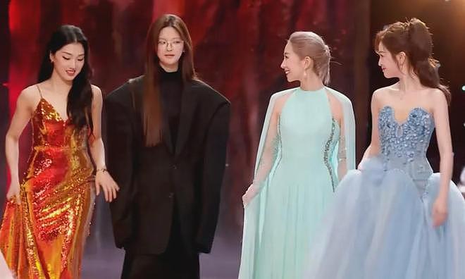 《VOGUE》杂志内涵明星！势利眼、抢压轴，热巴杨幂隔空躺枪（组图） - 9