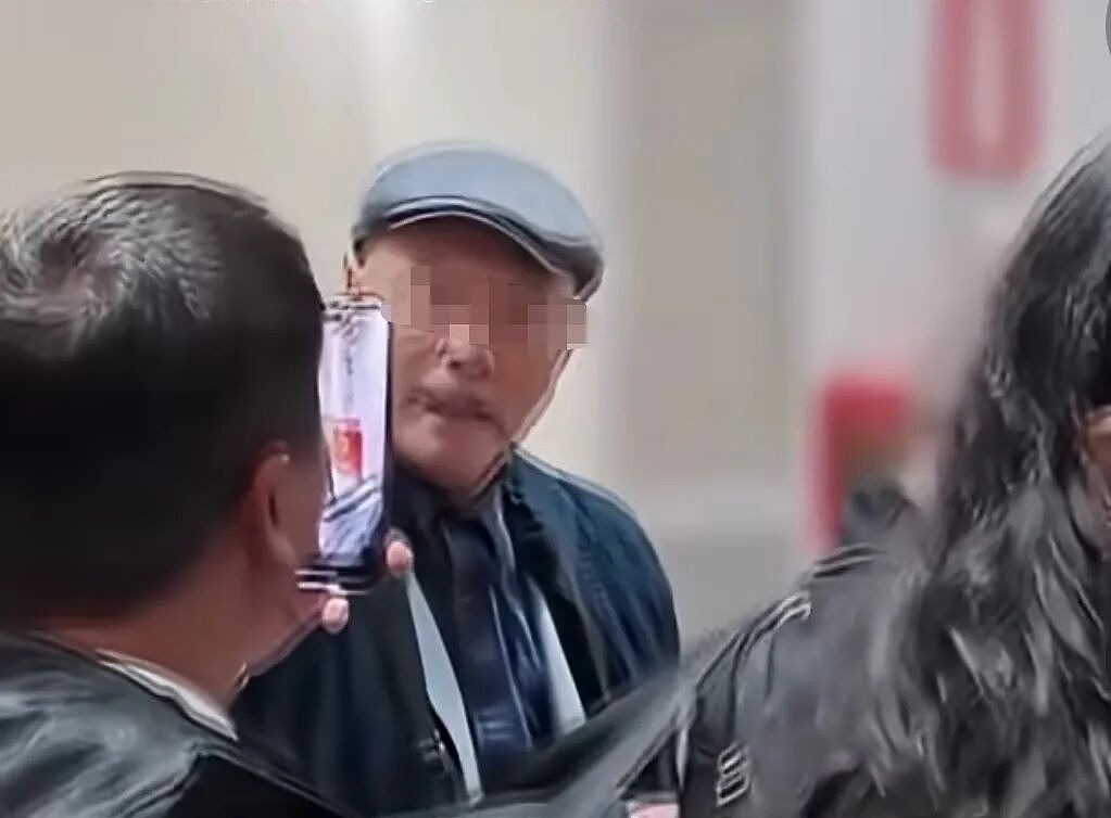 “把我们中国人不当人看!”华人大爷意大利机场排队2小时,暴怒质问海关(组图) - 1