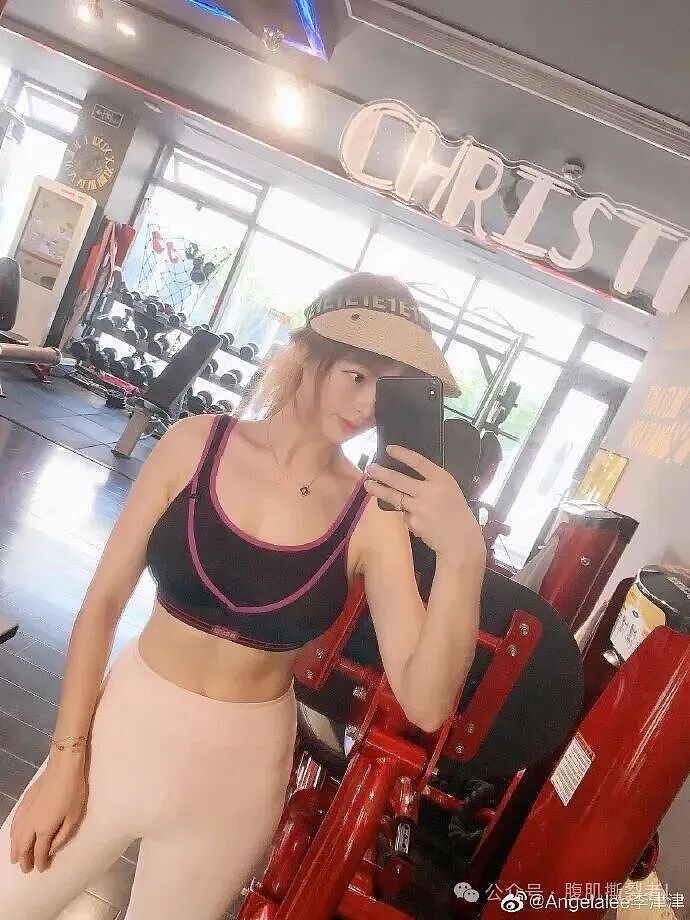 【美女】她因70F的上围太大放弃舞蹈，靠健身练出犯规身材，网友：太顶了（组图） - 16