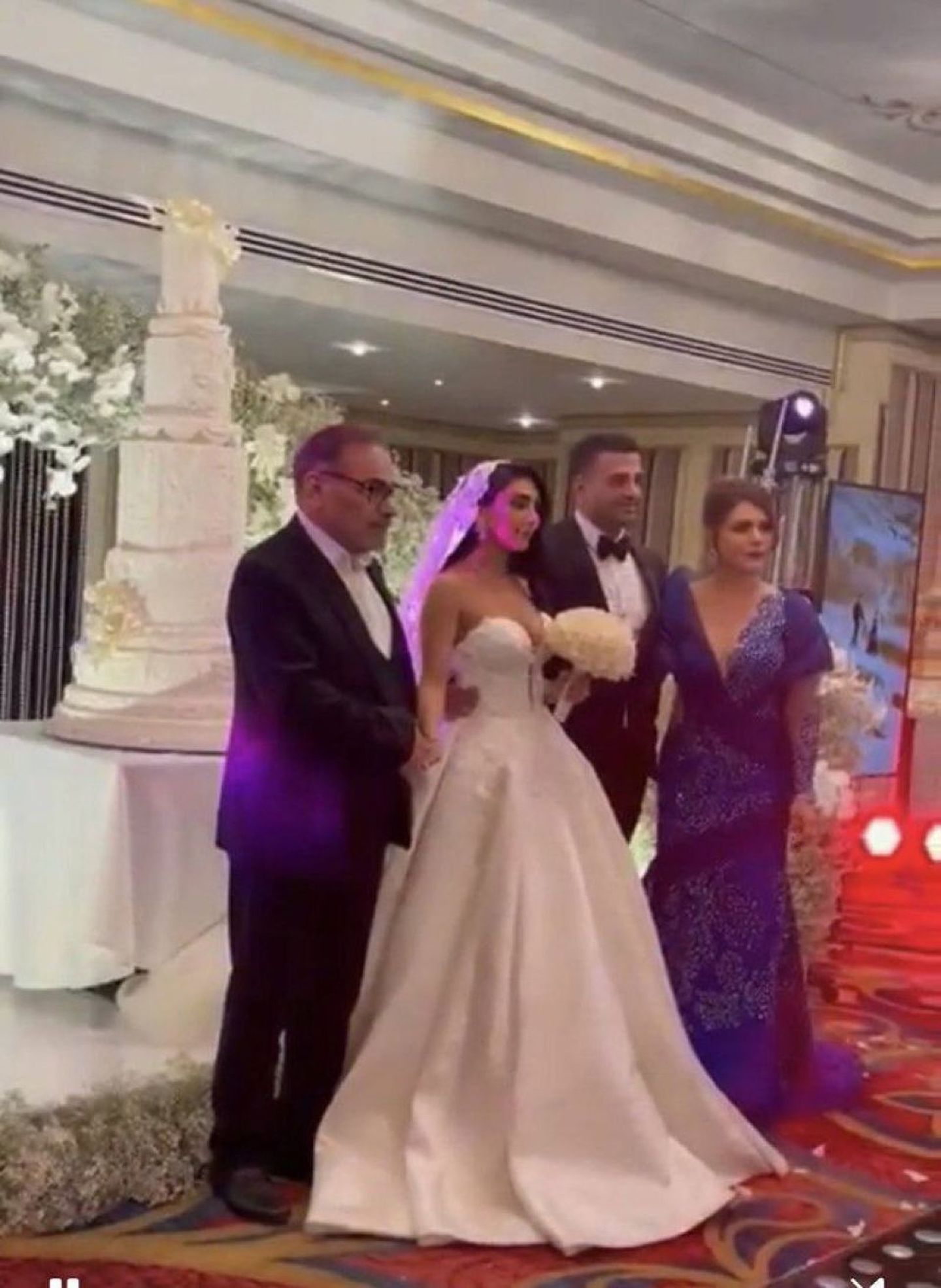 伊朗高官女儿婚宴爆乳迎客免戴头巾！影片外流遭骂双标（视频/组图） - 2