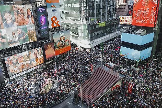 特朗普放AI视频，自驾战斗机往抗议人群头上淋屎？？网友们惊呆了（组图） - 4