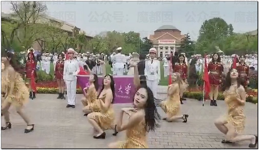 南昌大学秋招惊现露骨海报！到底是谁在脱女大学生的内衣裤（组图） - 24