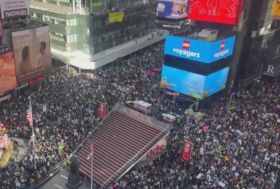 2500余场！全美爆发“不要国王”大规模抗议，美国进入紧张状态...（组图） - 1