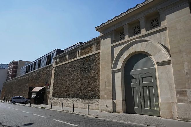 法国前总统萨科齐今日开始五年刑期,刚陪女儿庆生14岁,牢房曝光(组图) - 1