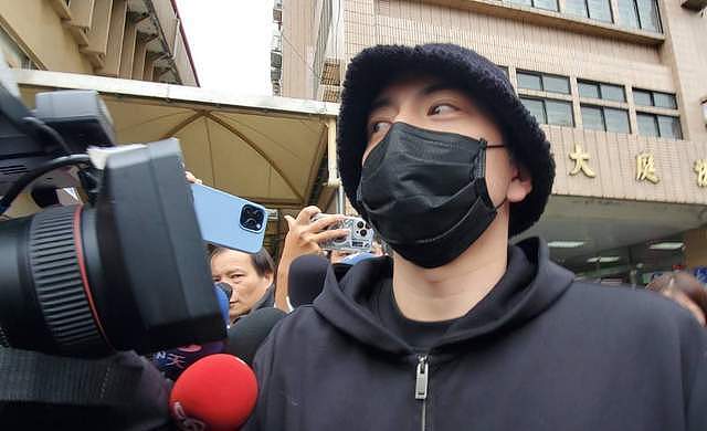修杰楷陈柏霖遭拘提后续！贾静雯俩孩子目睹，承认伪造高血压病例（组图） - 4