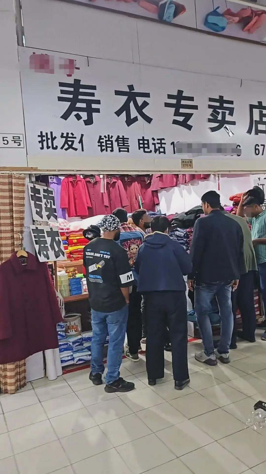 外国人扎堆到寿衣店挑衣服?店主澄清:他们买的是正常的帽子(图) - 1