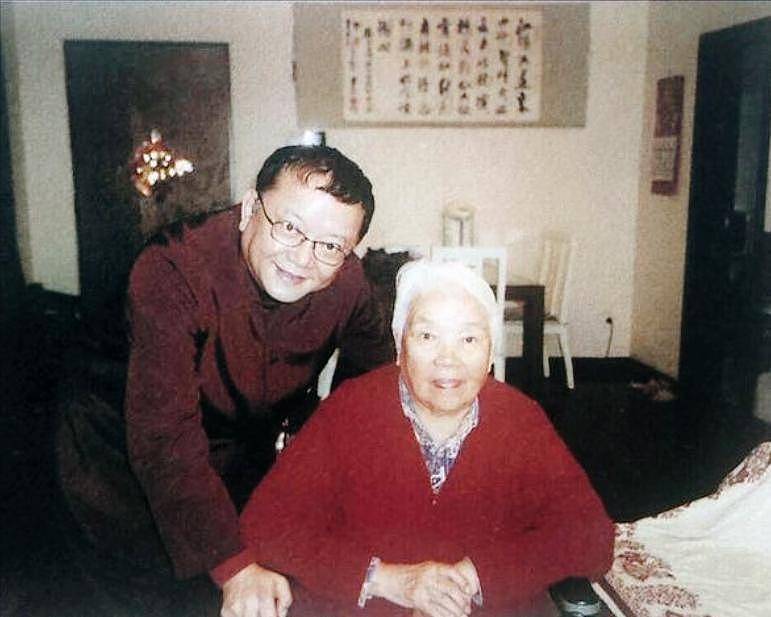 郑艳东：嫁给王刚是真爱，她一个人照顾3个老人（组图） - 6