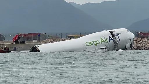 阿联酋货机香港降落后冲出跑道坠海，两机场员工死亡（组图） - 1
