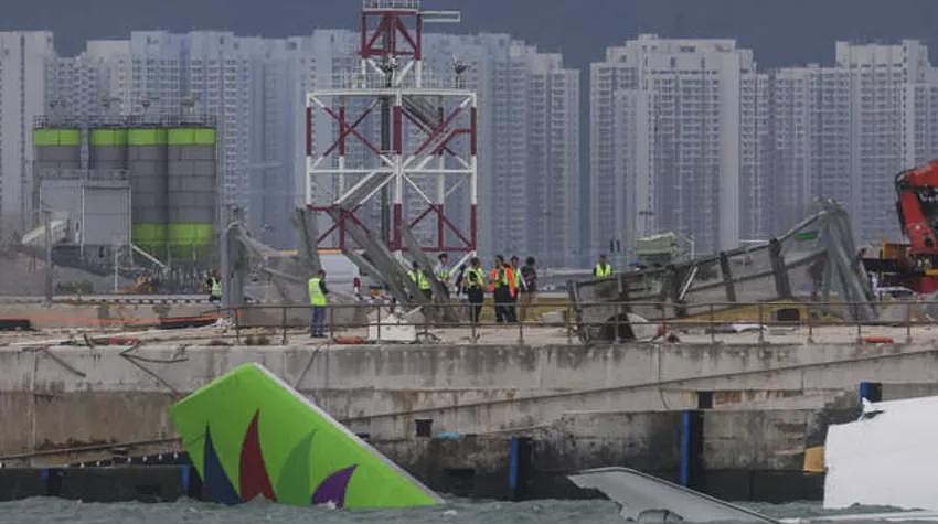 突发！波音坠毁香港机场、冲出跑道、机身断成两截！一半插进海里，地面2人惨死（视频/组图） - 5