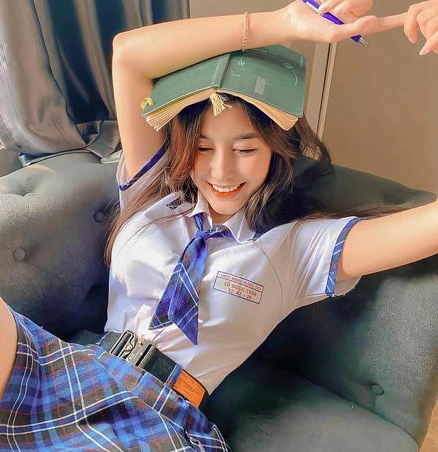 【美女】越南00后最美校花，初恋脸搭配火辣身材，原来校服和翘臀更配（组图） - 1