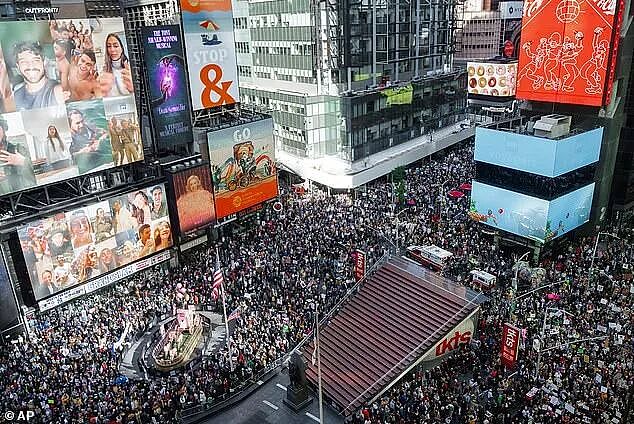 特朗普放AI视频，自驾战斗机往抗议人群头上淋屎？？网友们惊呆了…（组图） - 4