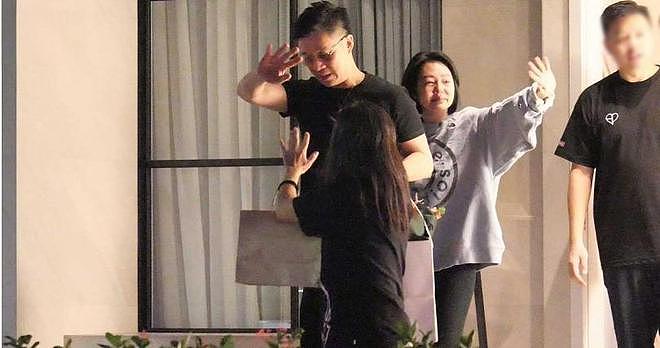 具俊晔出席小S庆功宴，边走边帮S妈按摩尽显温馨，许雅钧也献殷勤（组图） - 8