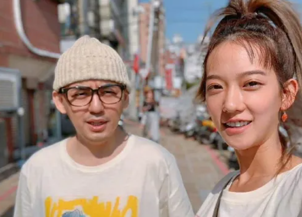53岁男艺人承认已离婚！（组图） - 1
