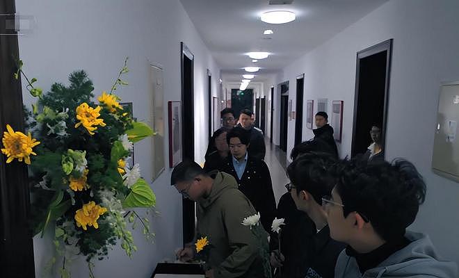 杨振宁刚去世，翁帆终于发声，字字催泪，清华大学吊唁堂细节感人（组图） - 15