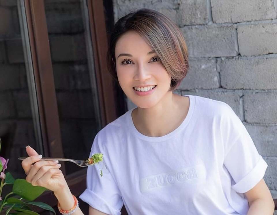 香港知名混血女星状态冻龄，嫁入豪门风韵犹存，不介意当后妈（组图） - 1