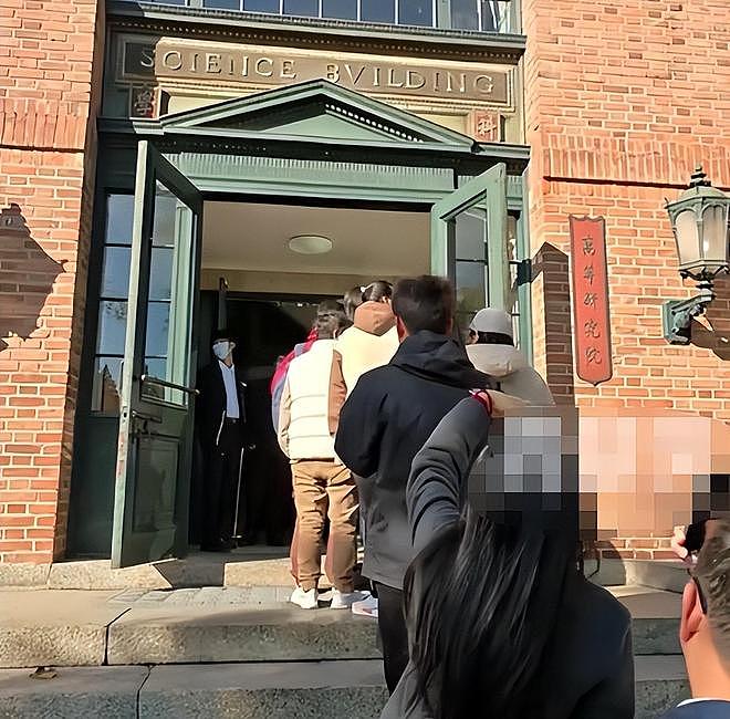 杨振宁刚去世，翁帆终于发声，字字催泪，清华大学吊唁堂细节感人（组图） - 16