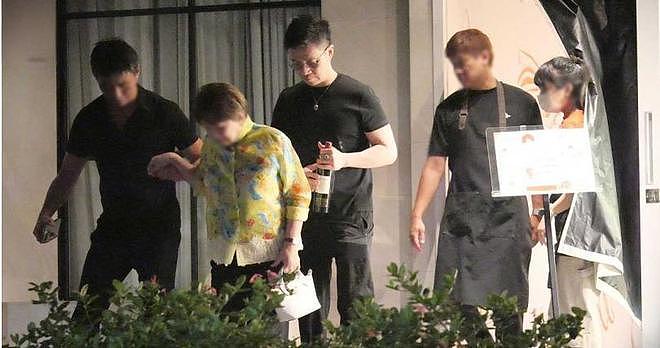 具俊晔出席小S庆功宴，边走边帮S妈按摩尽显温馨，许雅钧也献殷勤（组图） - 4