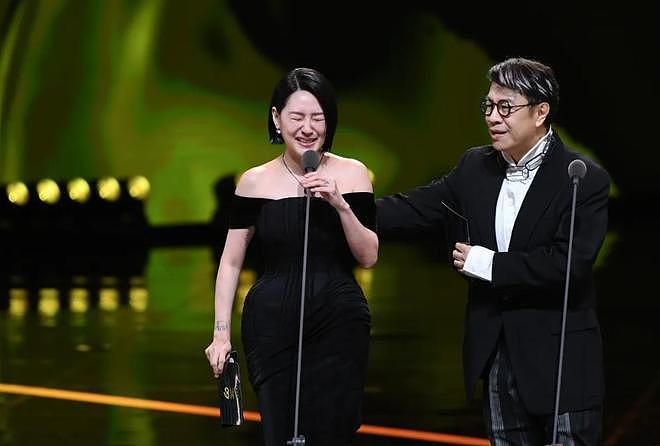 越演越假!小S金钟奖舞台的“姐妹情深戏”,被汪小菲当众戳破(组图) - 1