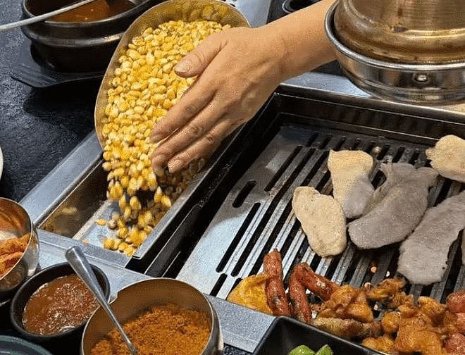 烤肉店用玉米做燃料被指浪费粮食,店家:能帮农民增收(组图) - 2