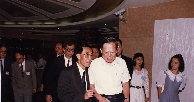 杨振宁逝世30年前与19岁翁帆邂逅照曝光！曾言谢世后她可再结婚（组图） - 5