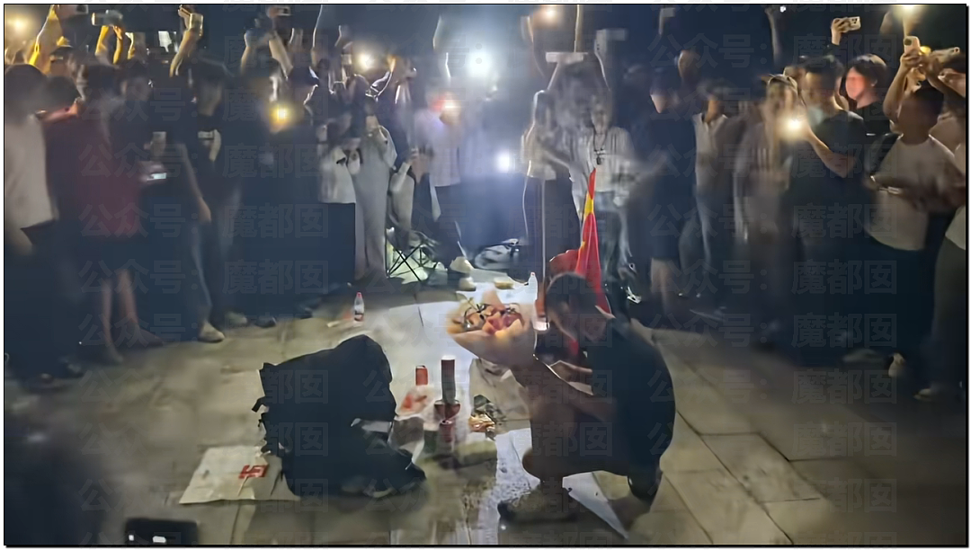 震撼！梧桐山强行拦截女生表白引发围观起哄，女生尴尬社死想哭（组图） - 2