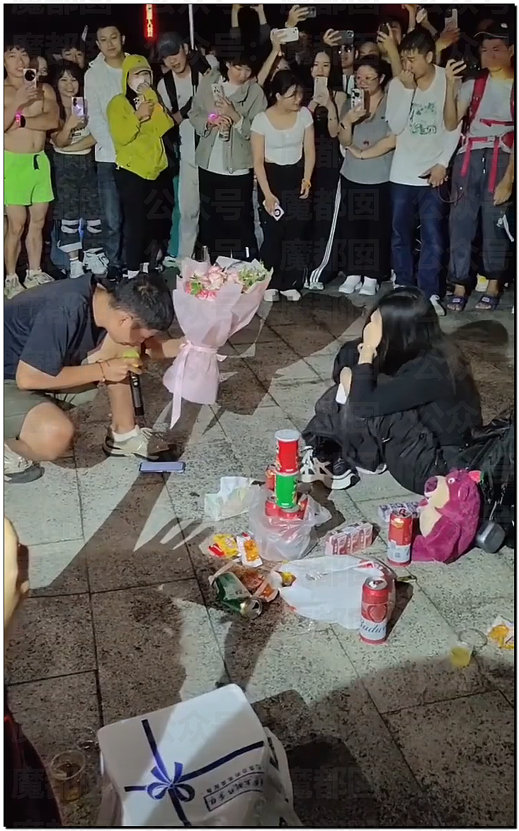 震撼！梧桐山强行拦截女生表白引发围观起哄，女生尴尬社死想哭（组图） - 7