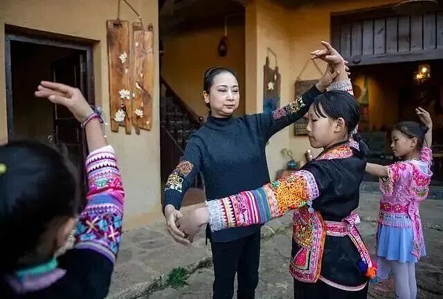 在猪肉铺里跳芭蕾、被2.3亿人热议的山村女孩，登上了央视舞台（组图） - 56