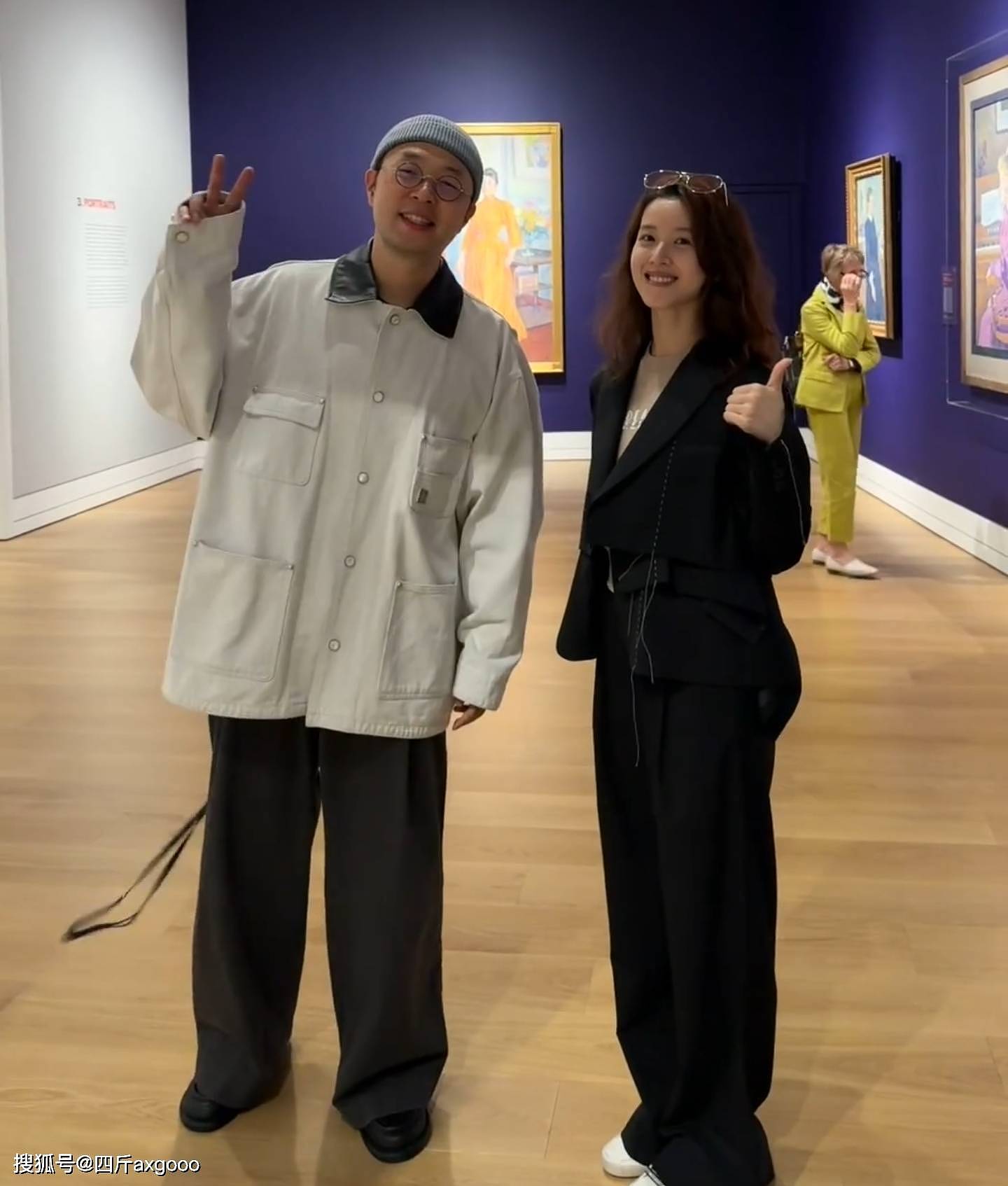 杜海涛章泽天英国并肩看展，男方戴帽疑似遮盖秃顶（组图） - 1