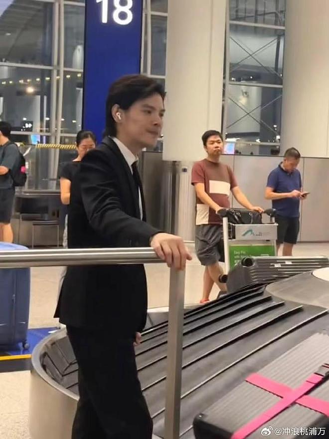 向佐摒弃“抽象美学”路线？近况曝光：西装笔挺，发型利落（组图） - 4
