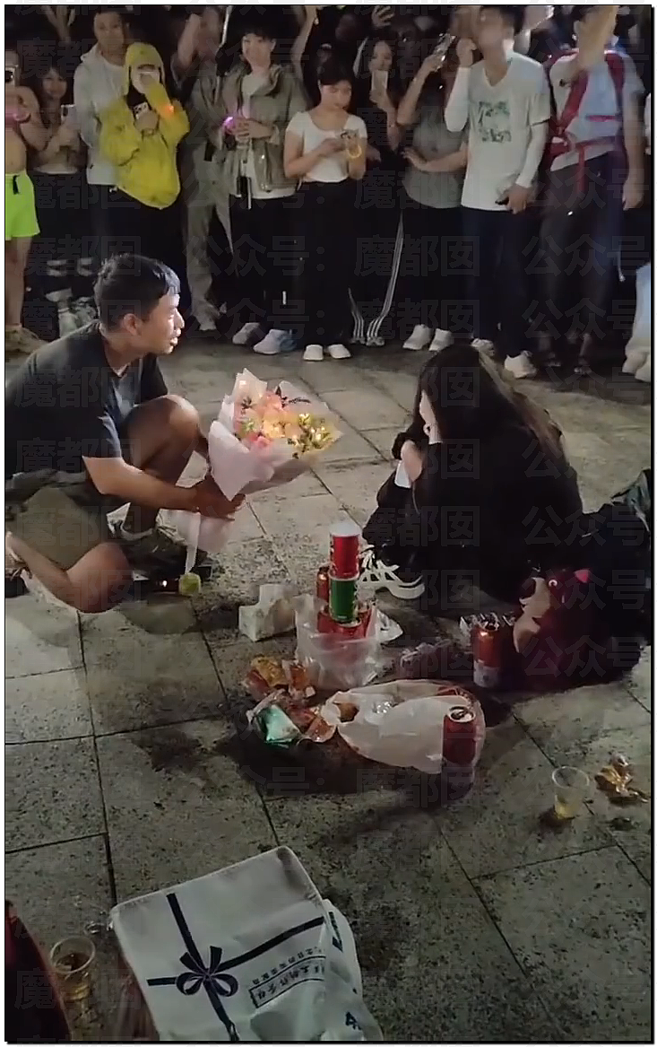 震撼！梧桐山强行拦截女生表白引发围观起哄，女生尴尬社死想哭（组图） - 6