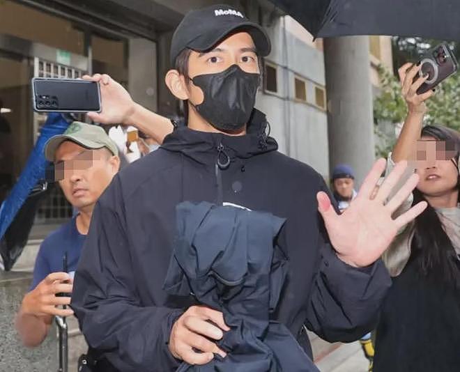 又嫁错人?贾静雯老公过往争议被扒,催生四胎还和老婆闺蜜搞暧昧(组图) - 2