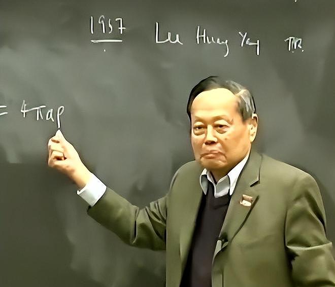 杨振宁刚去世，翁帆终于发声，字字催泪，清华大学吊唁堂细节感人（组图） - 8