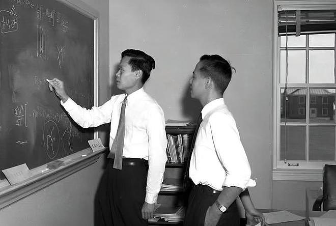 杨振宁刚去世，翁帆终于发声，字字催泪，清华大学吊唁堂细节感人（组图） - 3